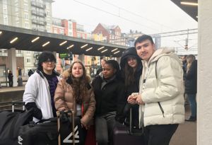 Fota av elever på jernbanestasjon