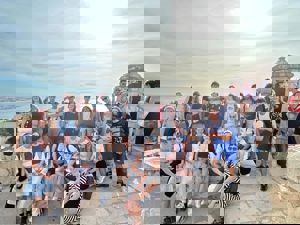 Gruppebilde av norske og spanske elever på borgen i Alicante