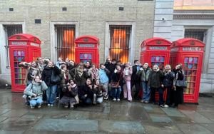 Foto av elever foran engelske telefonkiosker
