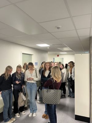 Det var stor stemning og lange køer da årets skolegenser skulle deles ut.