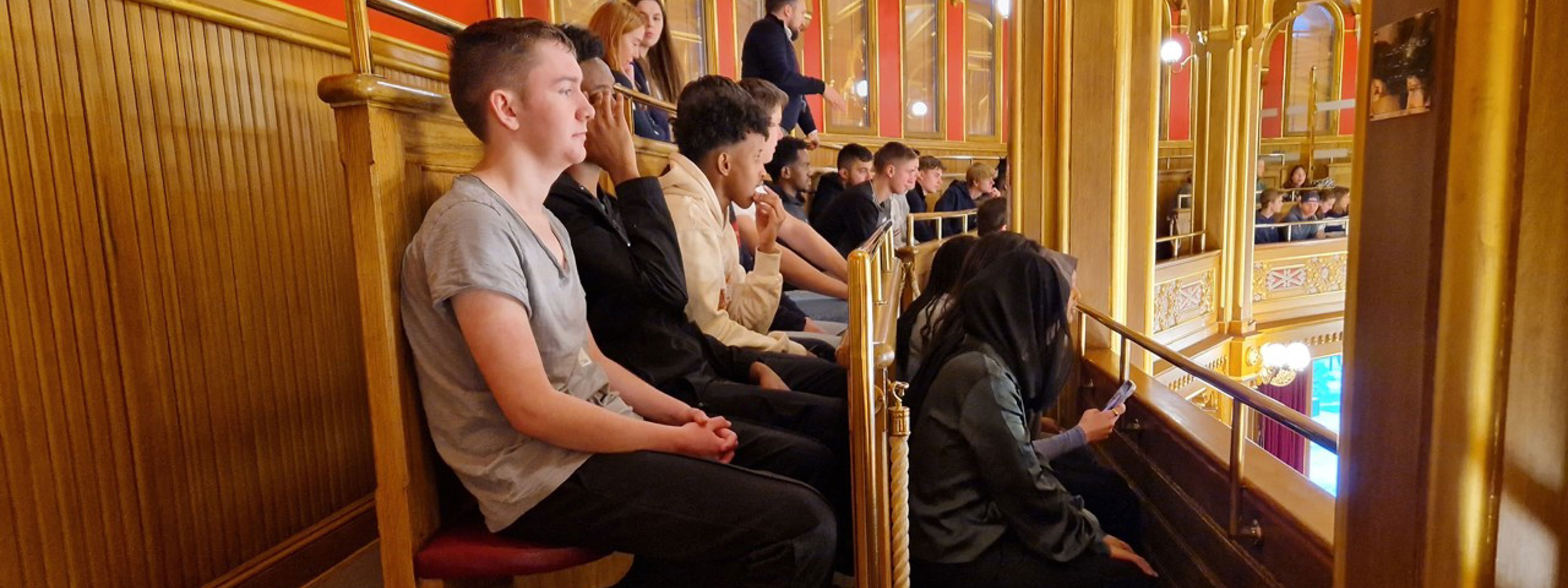 Foto av elevar på tilhøyrerbenken på Stortinget