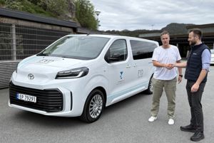 Foto av rektor som tar i mot skolebilen