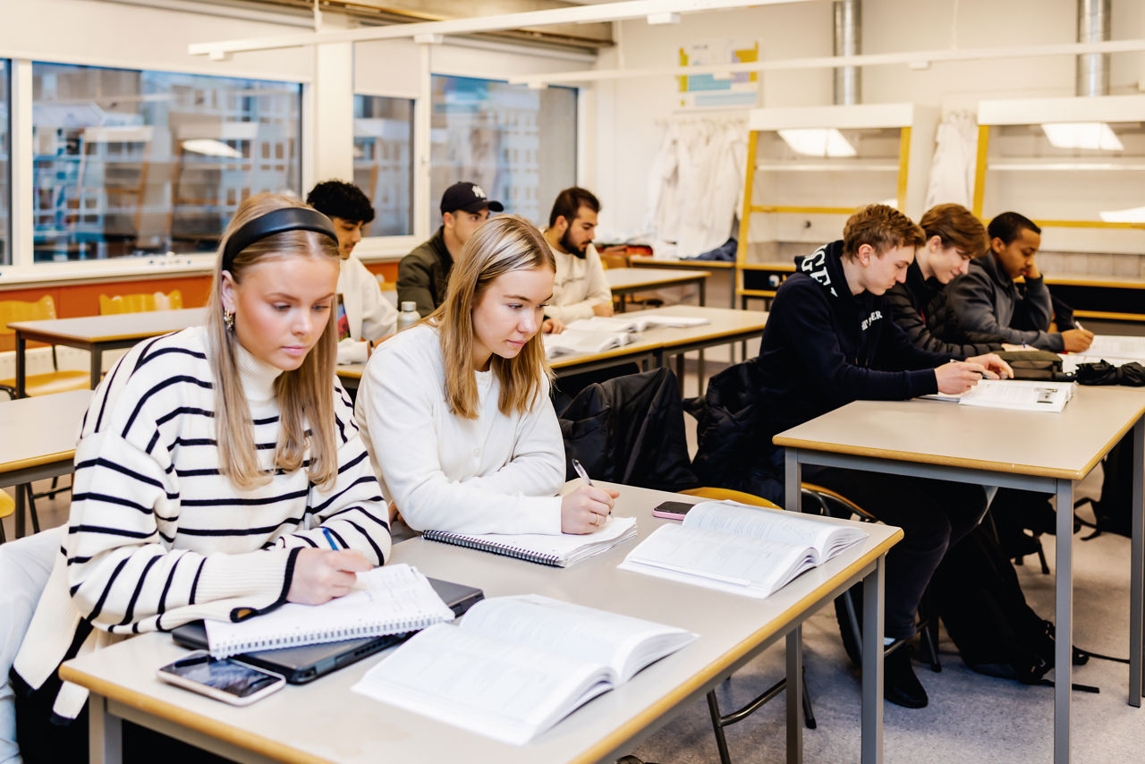 Bilde av elevar i klasserom