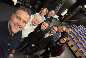 Foto av rektor med politikere