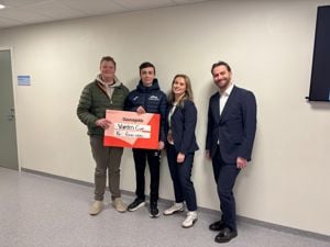 Foto av elever og representanter for Sparebanken Norge