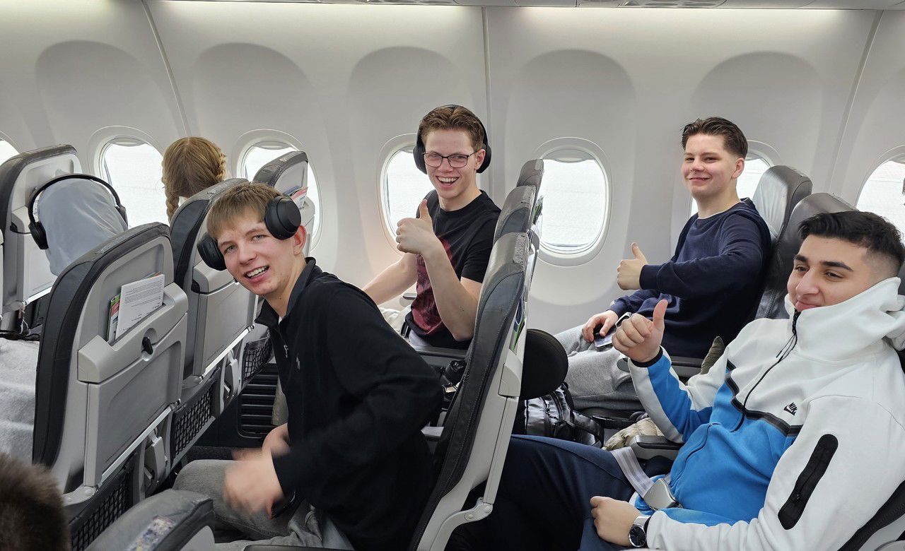 Bilde av elevar på fly